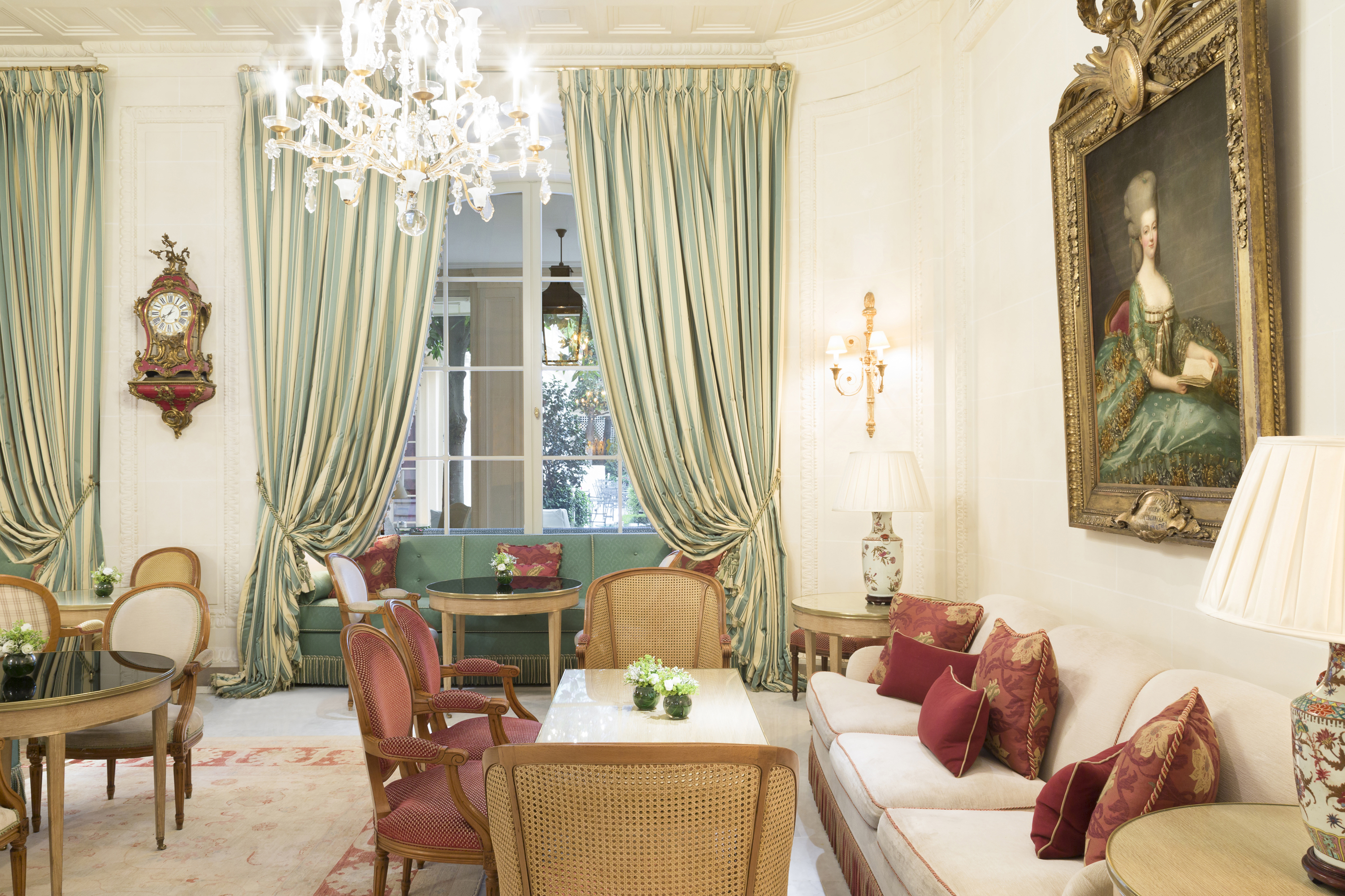 le-bristol-paris-cafe-antonia-claire-cocano_el9gw.jpg Voyons voir design lumière lighting 