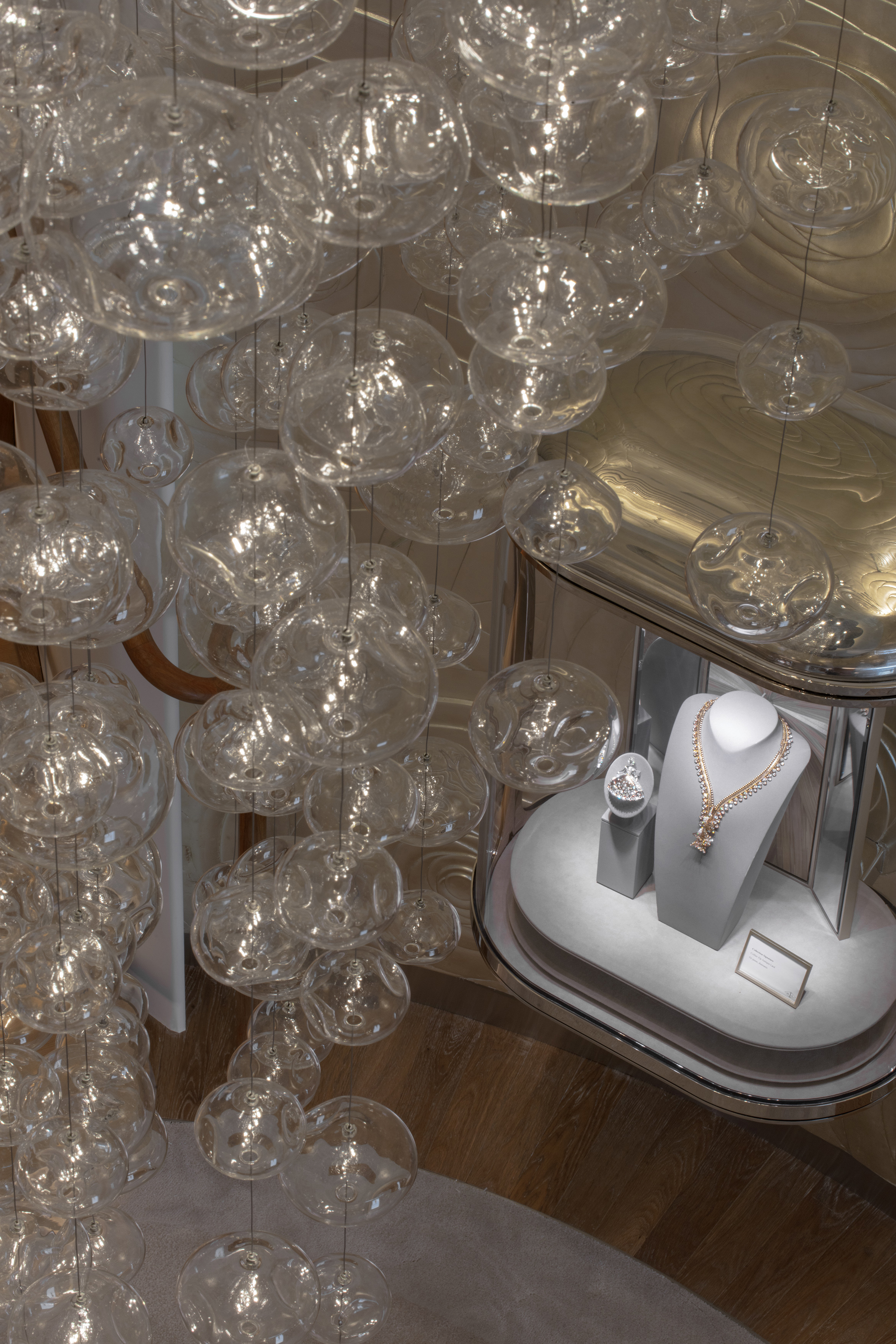 van-cleef-and-arpels-_22-24-vendome_jouin-manku_photo_eric-laignel_-18.jpg Voyons voir design lumière lighting 