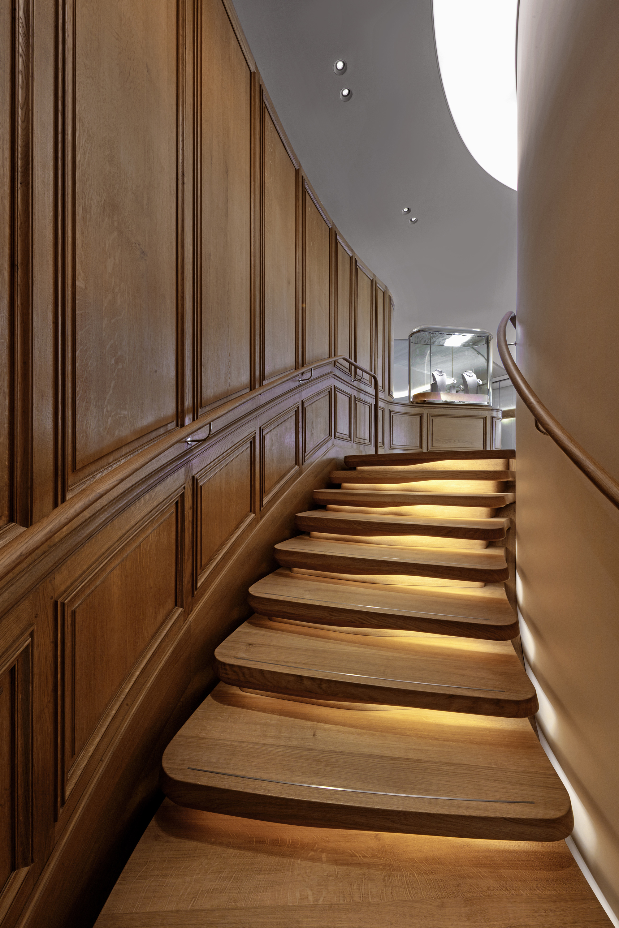 van-cleef-and-arpels-_22-24-vendome_jouin-manku_photo_eric-laignel_-77.jpg Voyons voir design lumière lighting 