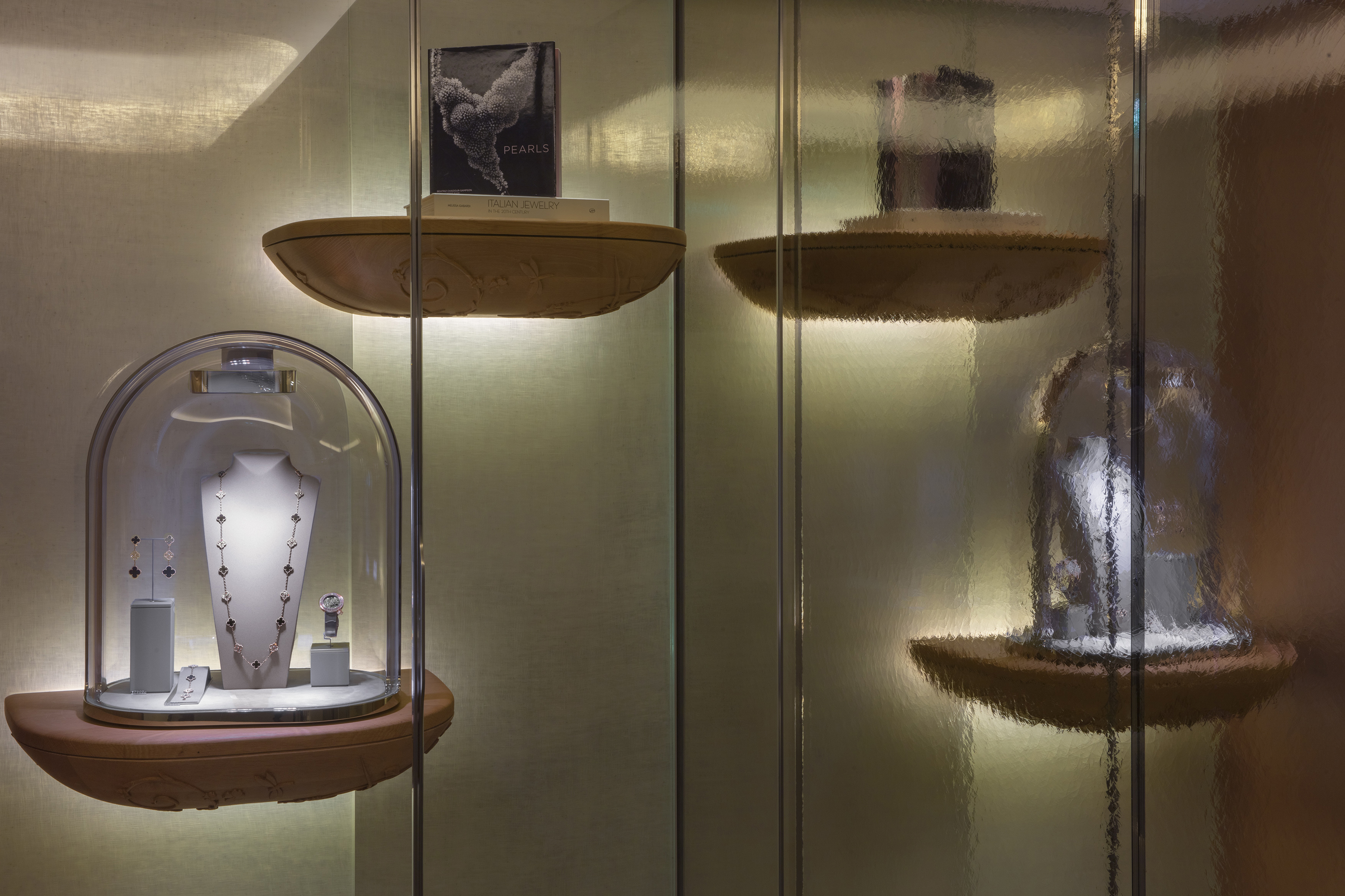 van-cleef-and-arpels-_22-24-vendome_jouin-manku_photo_eric-laignel_-119.jpg Voyons voir design lumière lighting 