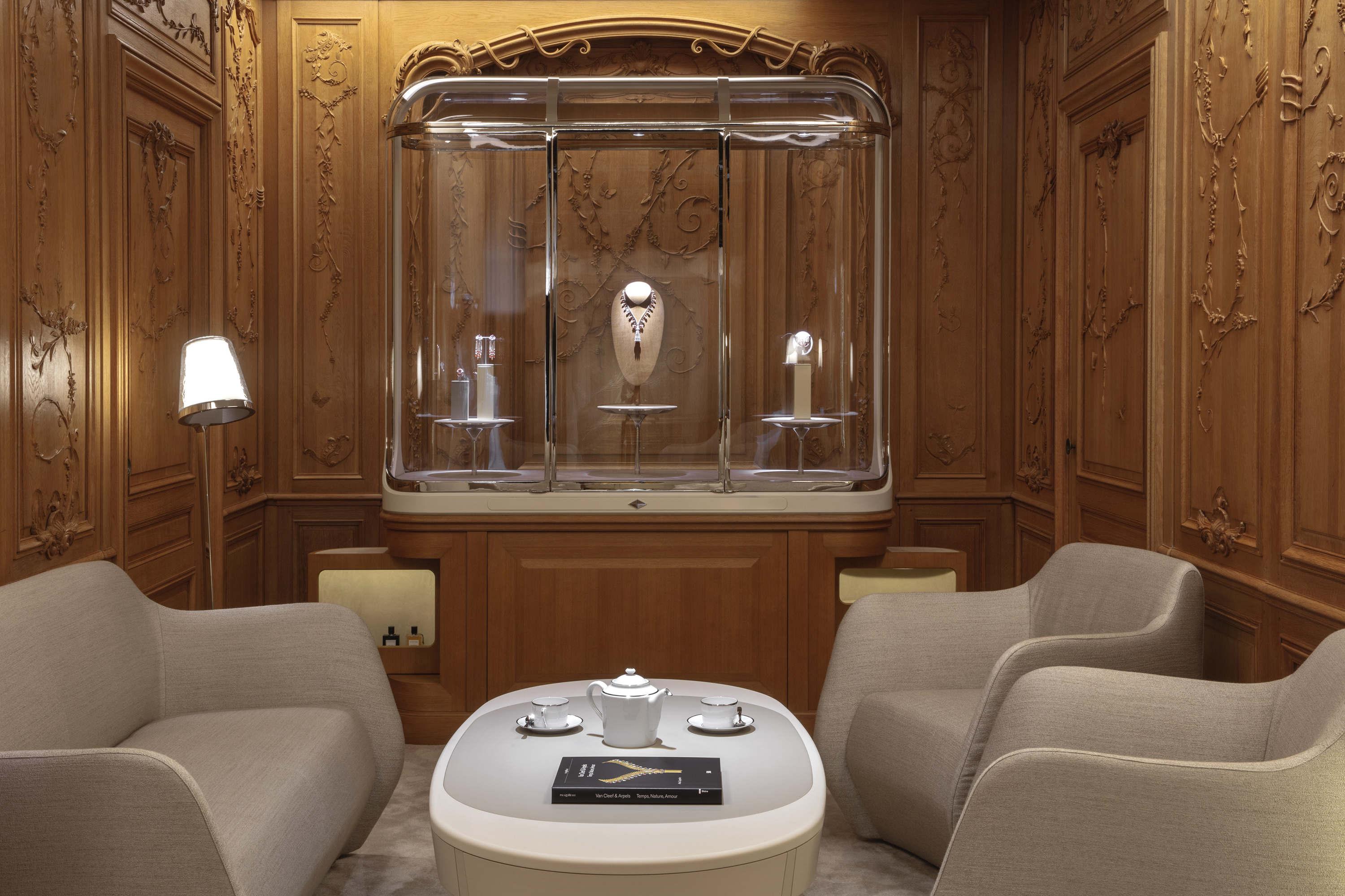 van-cleef-and-arpels-_22-24-vendome_jouin-manku_photo_eric-laignel_-49.jpg Voyons voir design lumière lighting 