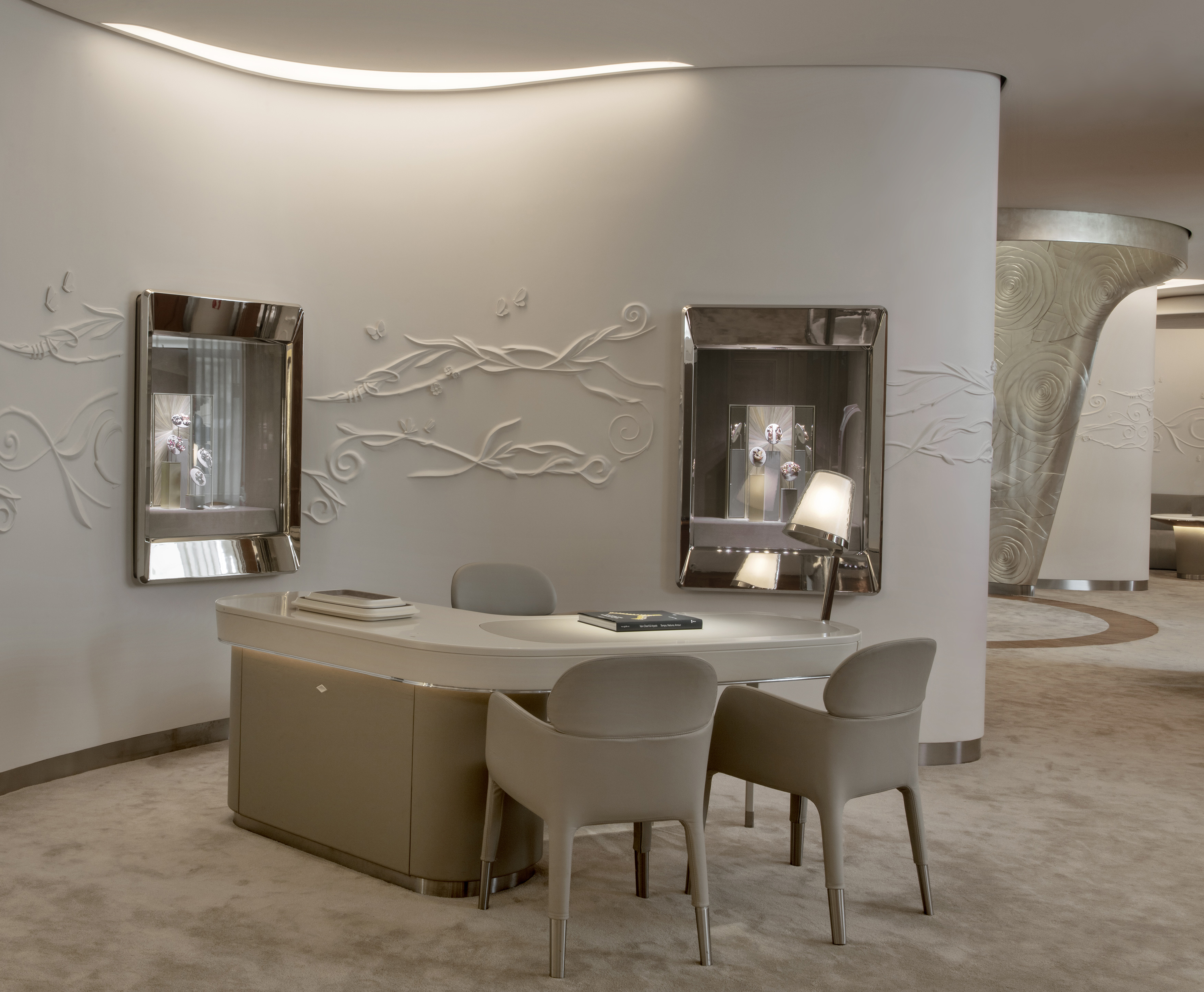 van-cleef-and-arpels-_22-24-vendome_jouin-manku_photo_eric-laignel_-33.jpg Voyons voir design lumière lighting 