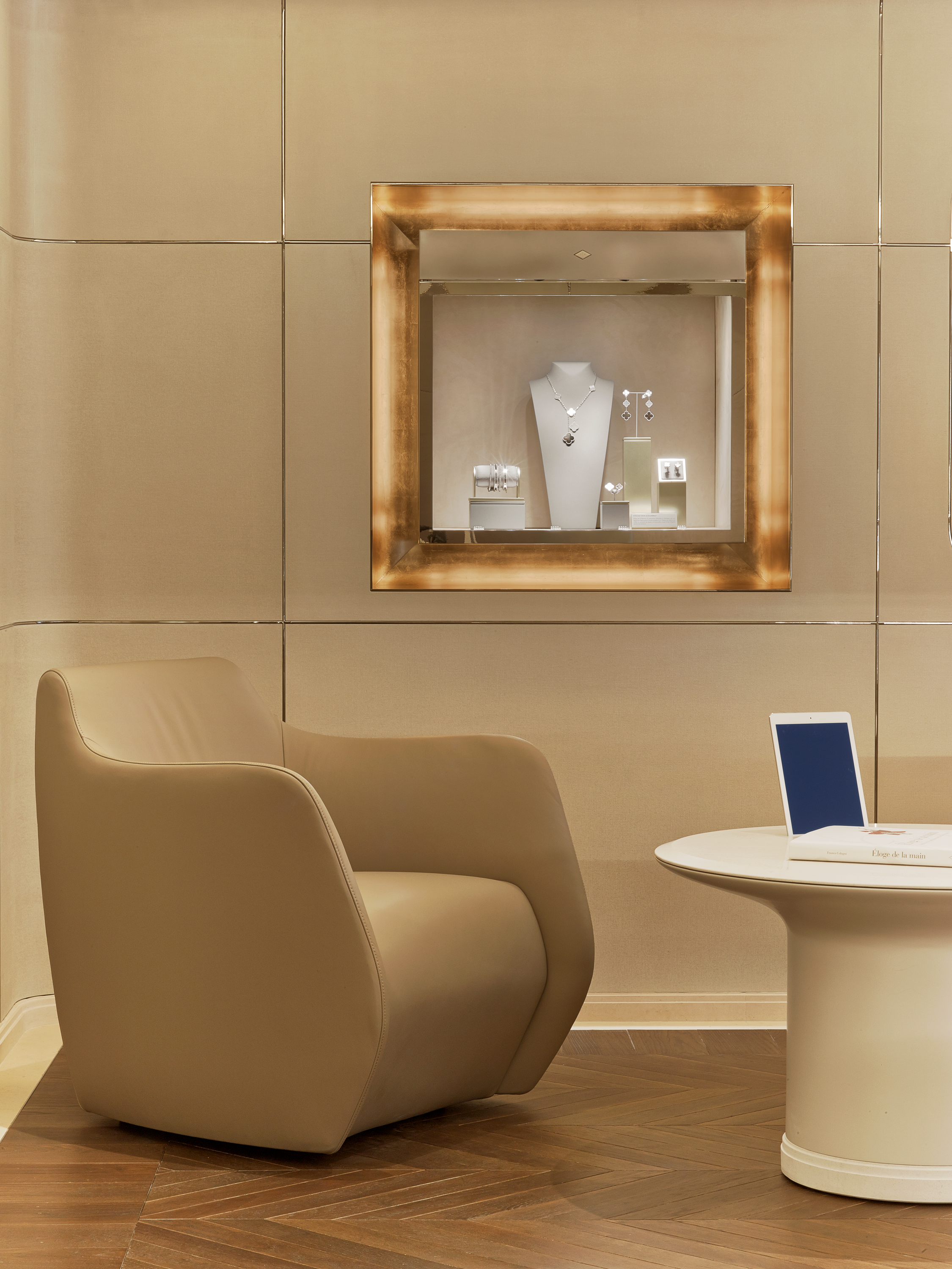 van-cleef-arpels-paris-jouin-manku-c-eric-laignel-97.jpg Voyons voir design lumière lighting 